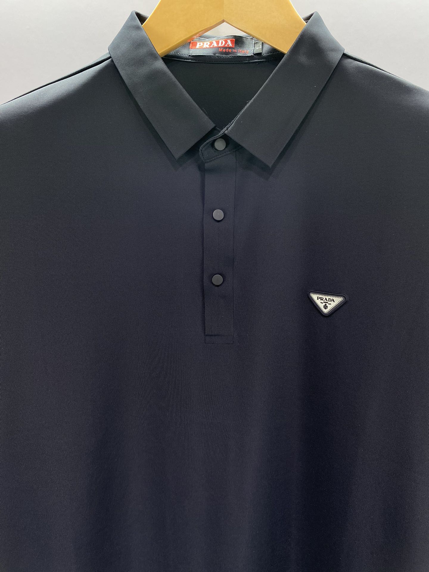 프라다 가슴 삼각 로고 남성 카라티 (2컬러)