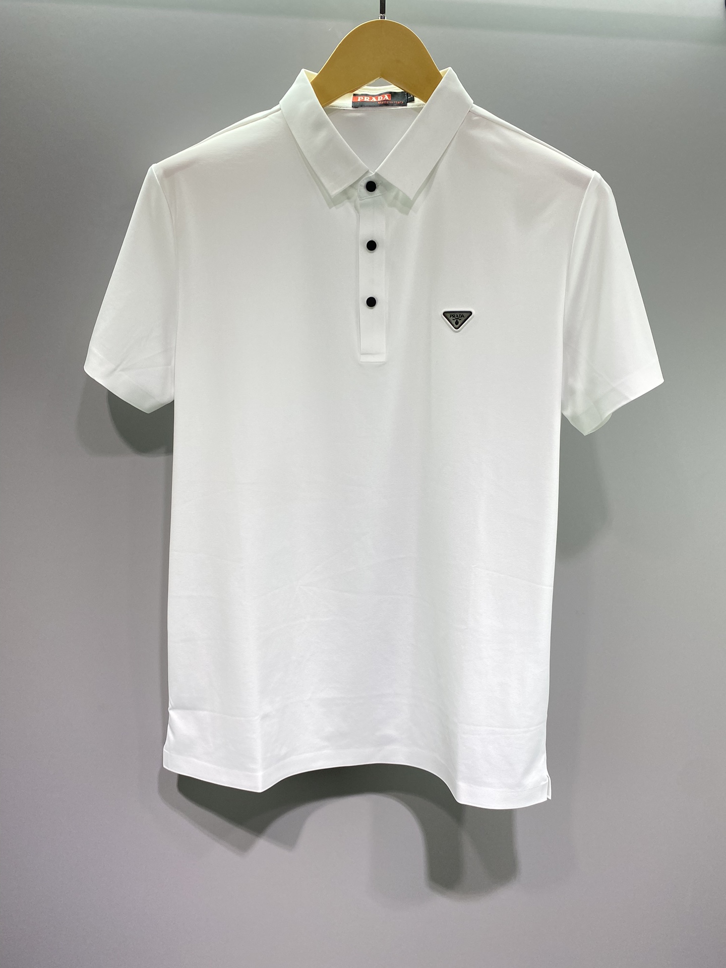 프라다 가슴 삼각 로고 남성 카라티 (2컬러)