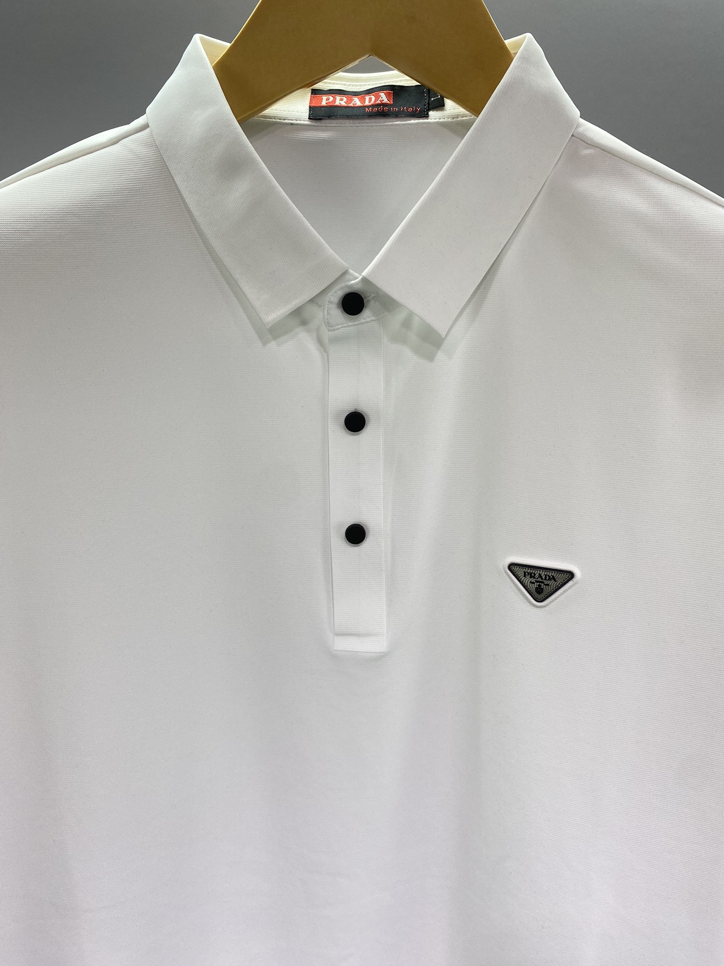 프라다 가슴 삼각 로고 남성 카라티 (2컬러)