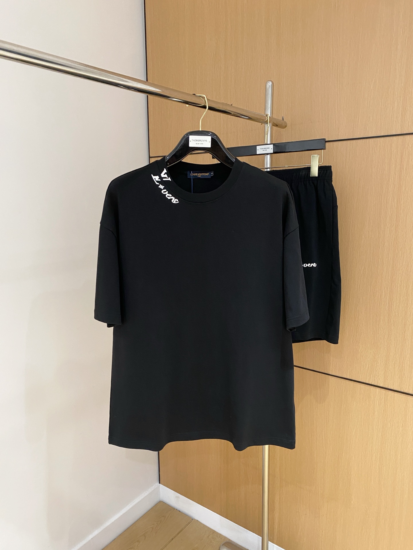 루이비통 LV 로고 남성 반팔티 & 반바지 세트 (2컬러)