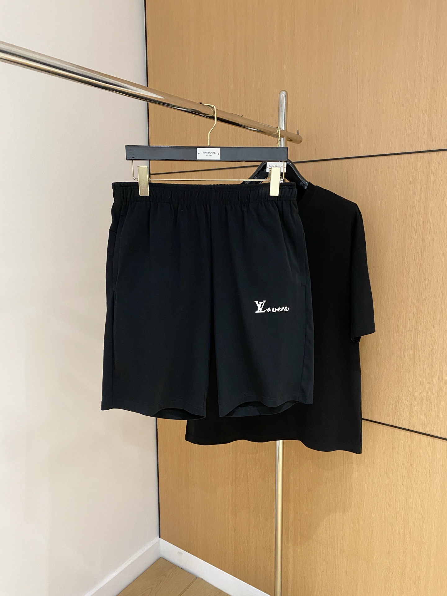 루이비통 LV 로고 남성 반팔티 & 반바지 세트 (2컬러)