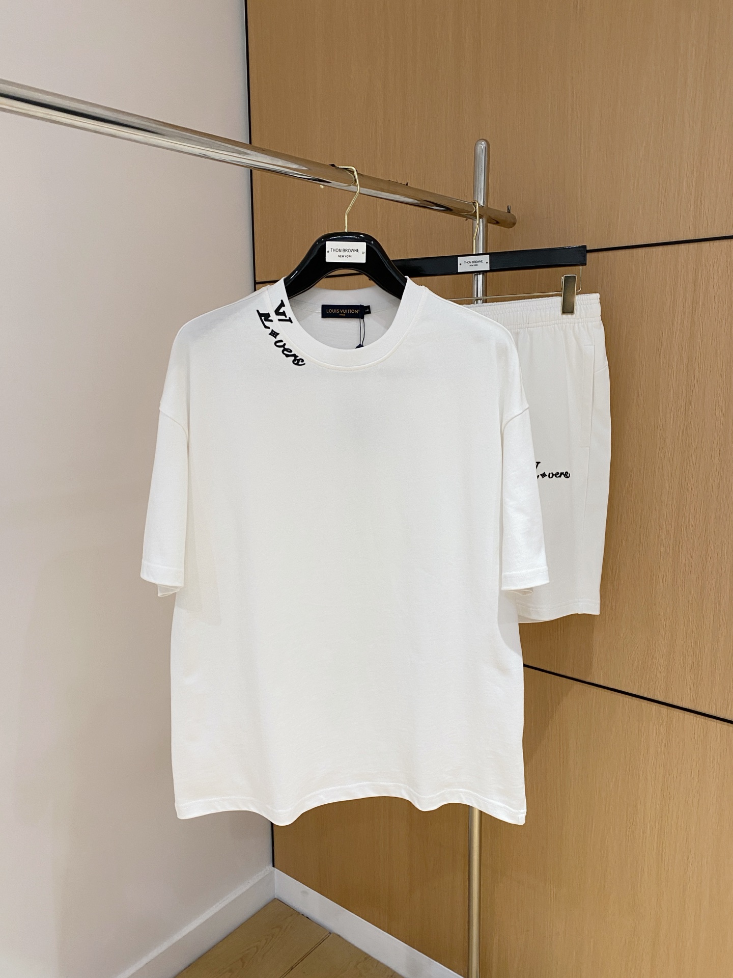 루이비통 LV 로고 남성 반팔티 & 반바지 세트 (2컬러)