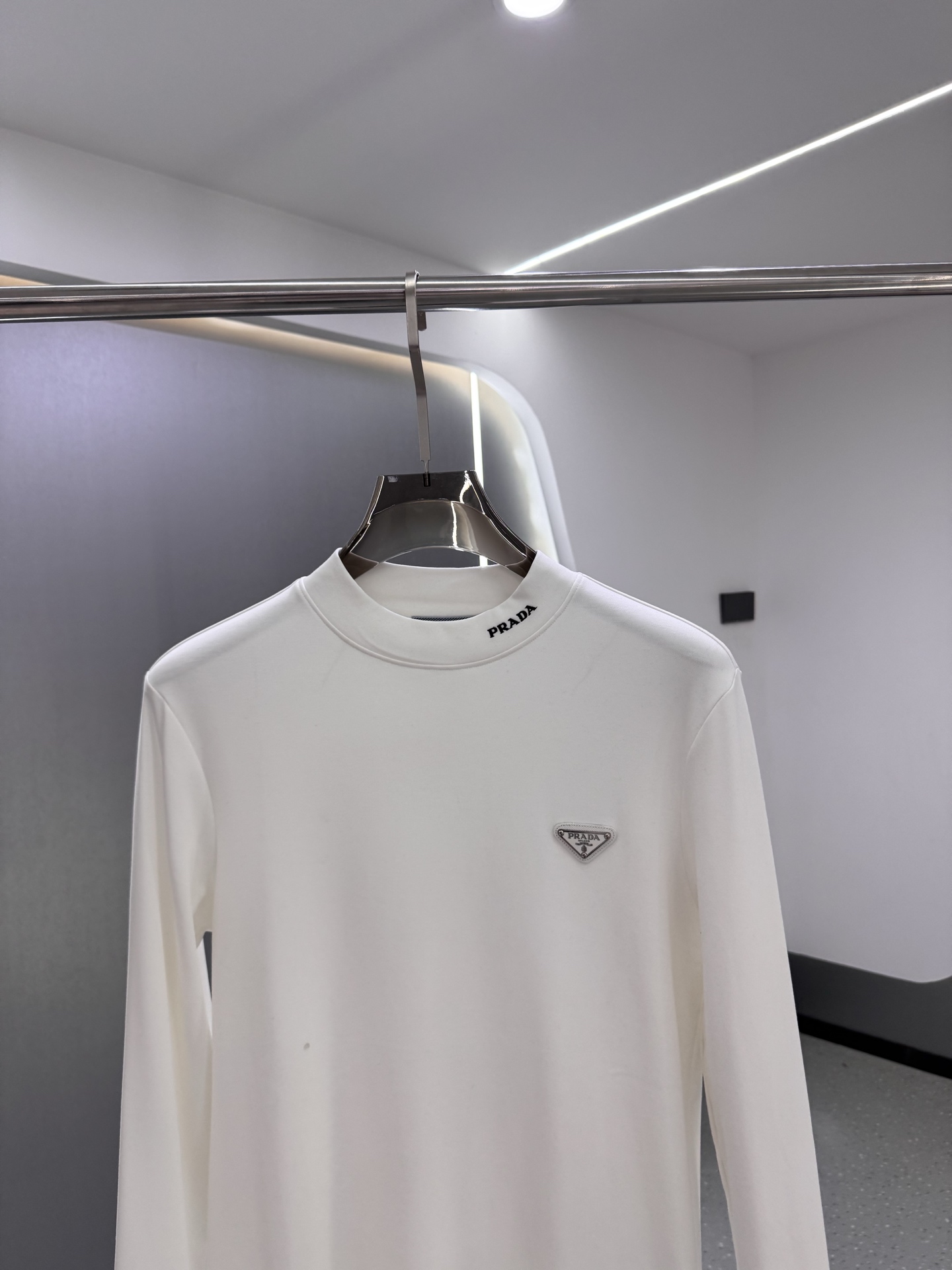 프라다 클래식 로고 킨팔티 (2컬러)