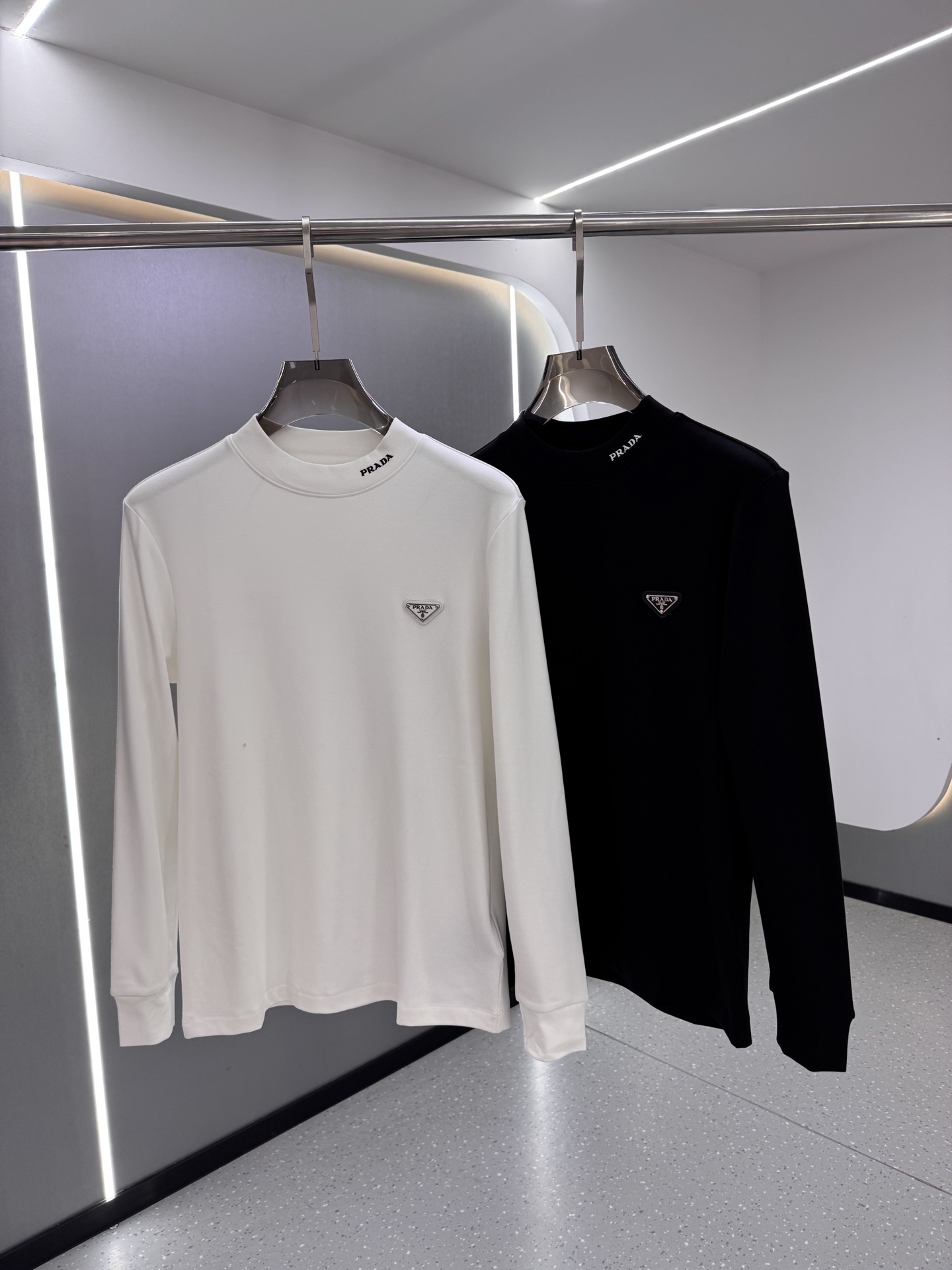 프라다 클래식 로고 킨팔티 (2컬러)