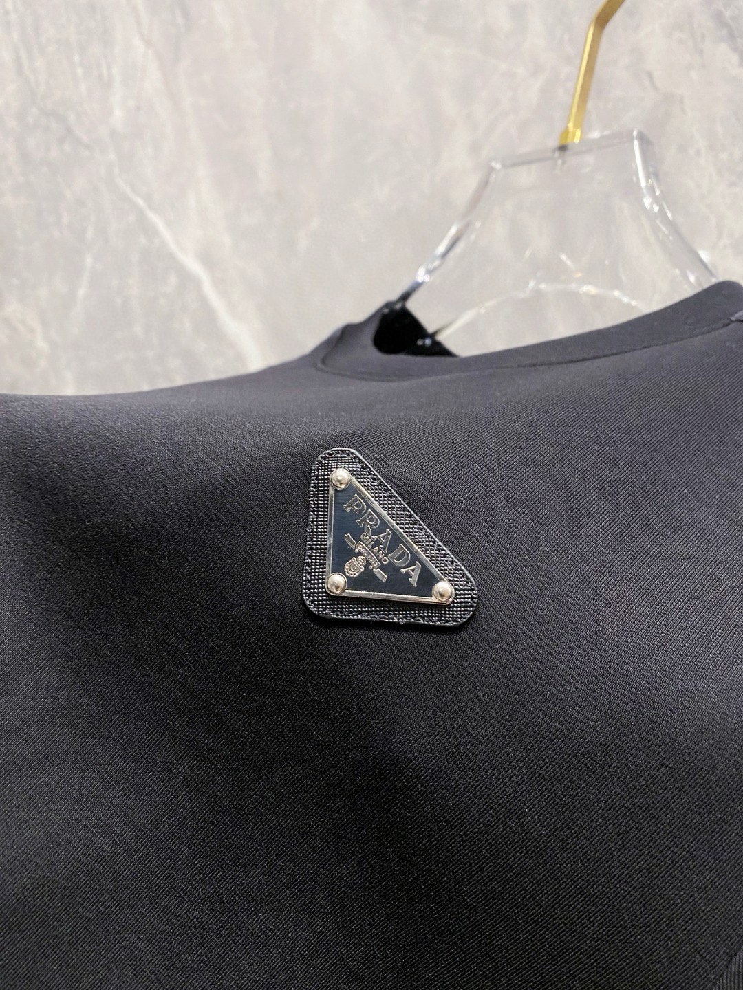 프라다 배지 로고 남성 반팔티 (2컬러)