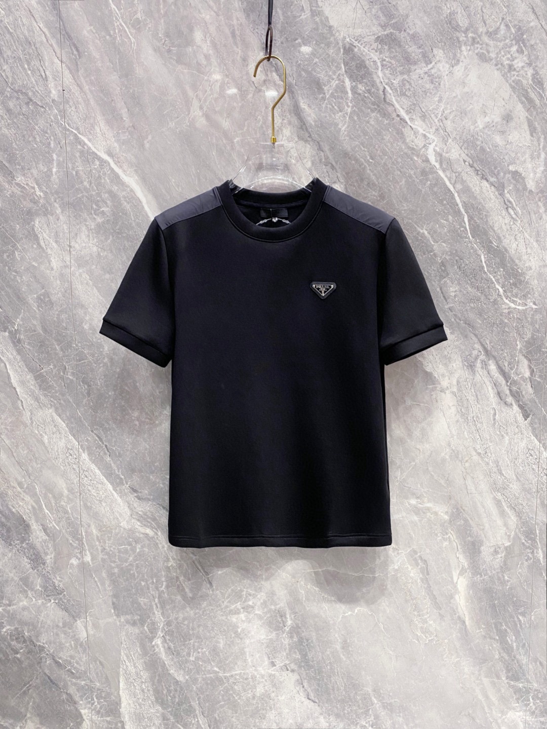 프라다 배지 로고 남성 반팔티 (2컬러)