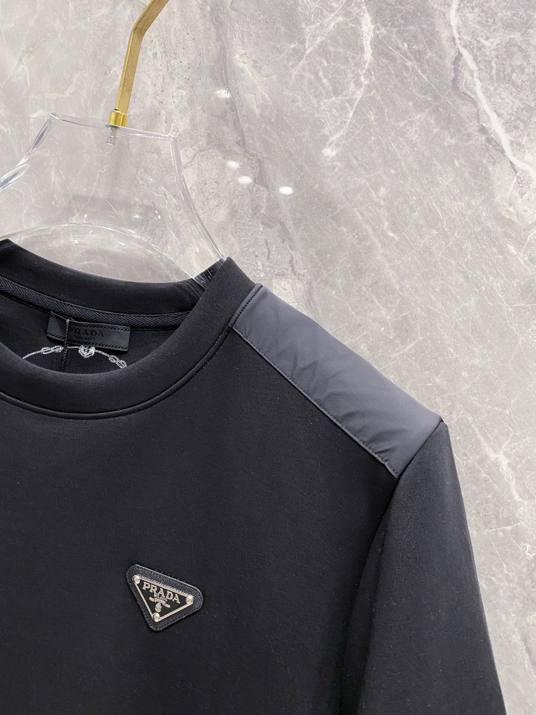 프라다 배지 로고 남성 반팔티 (2컬러)