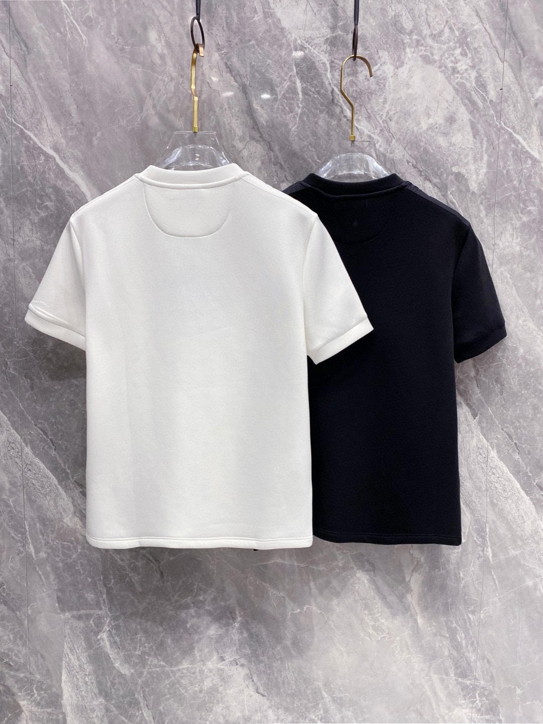 프라다 배지 로고 남성 반팔티 (2컬러)