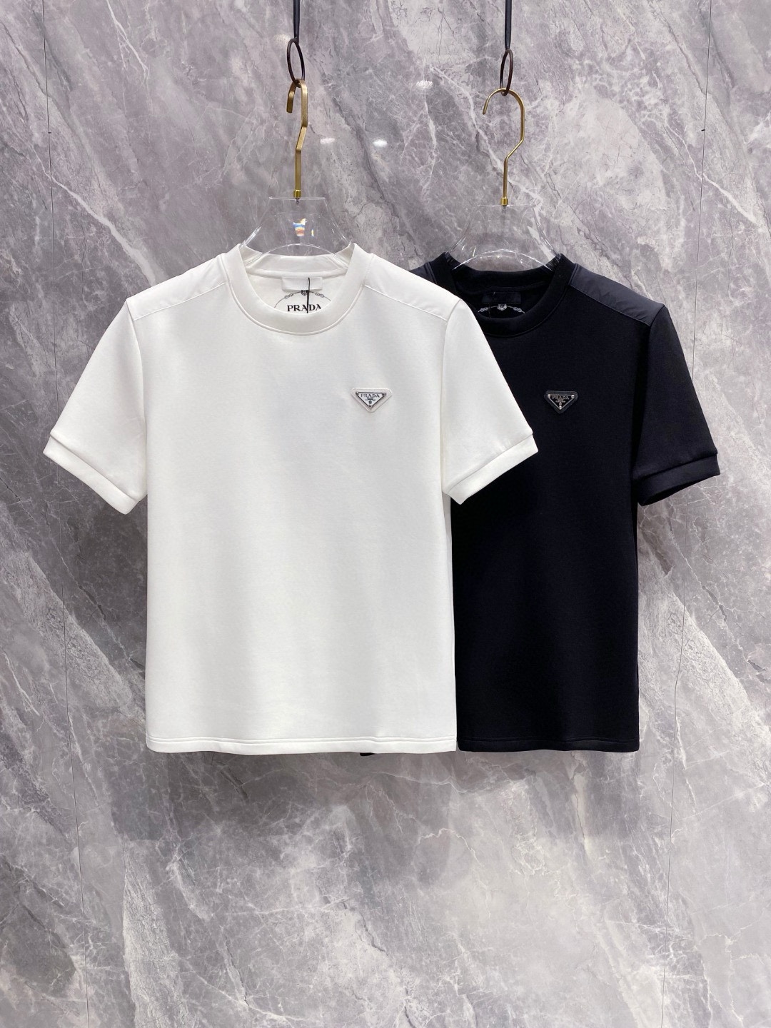프라다 배지 로고 남성 반팔티 (2컬러)