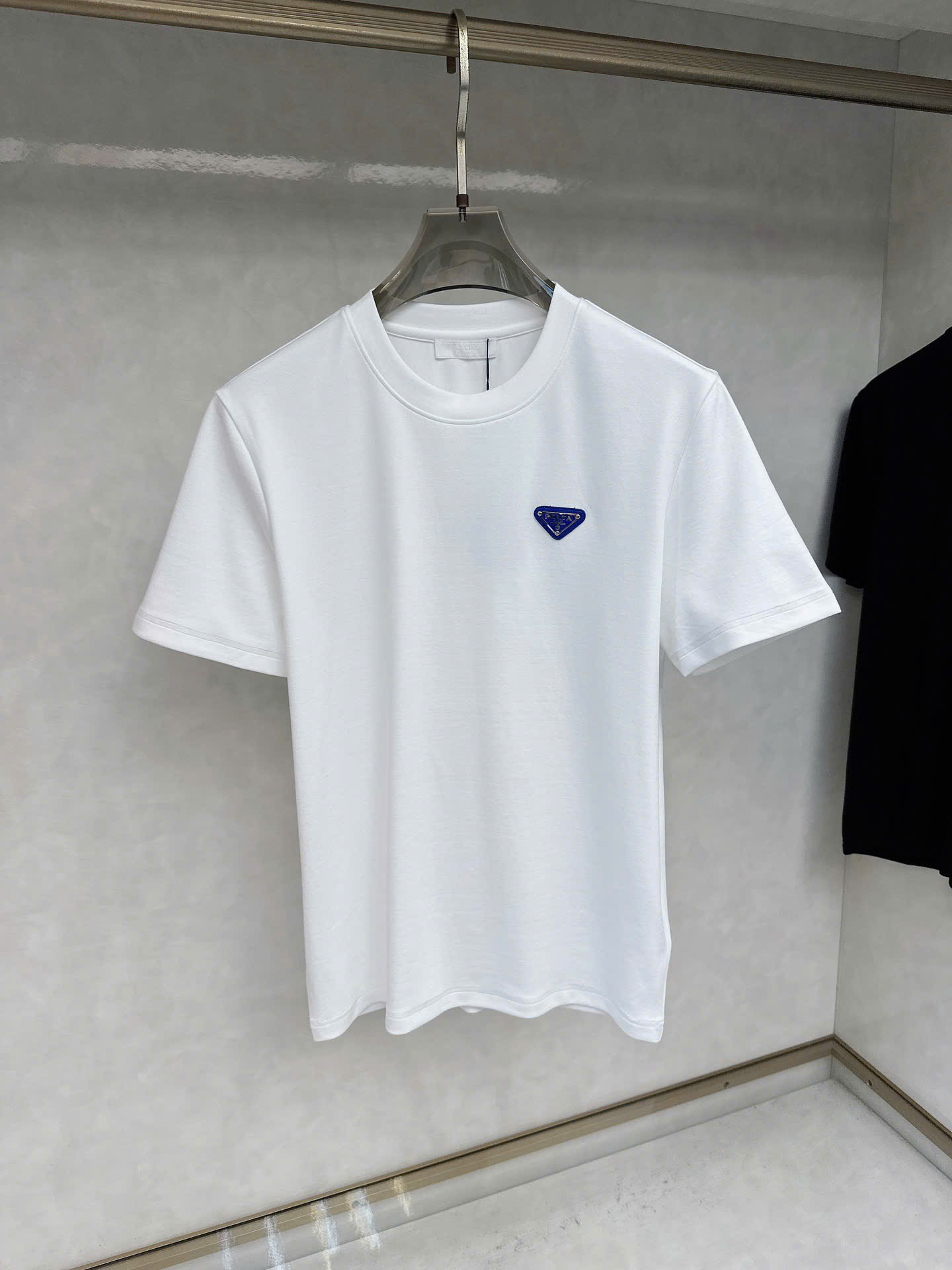 프라다 엠블럼 로고 남성 반팔티 (2컬러)