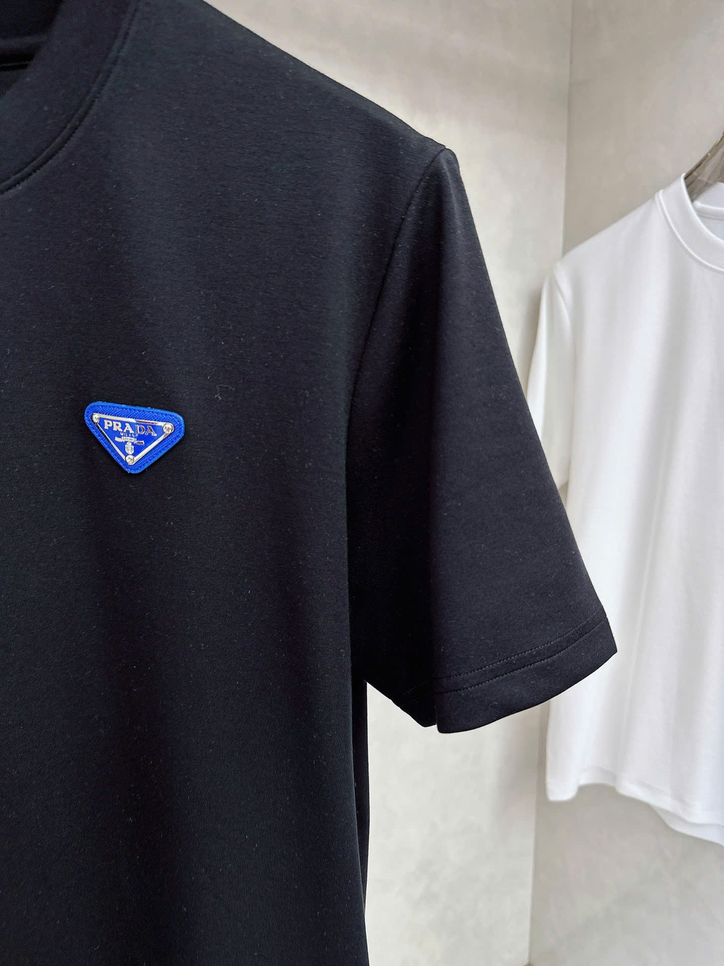 프라다 엠블럼 로고 남성 반팔티 (2컬러)